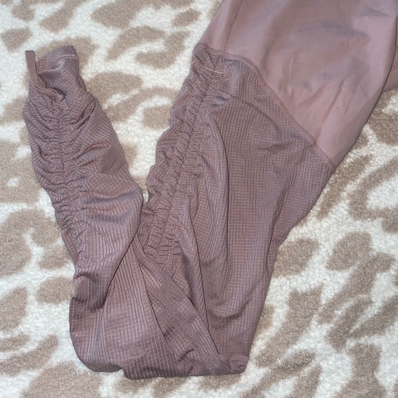 2 for 1 Fabletics leggings - Picture 2 of 6